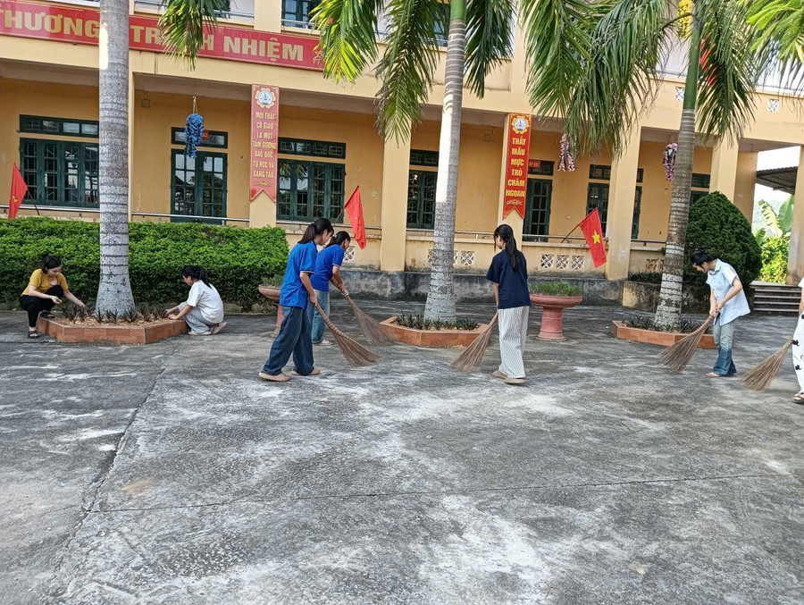 Học sinh Trường THCS Thái Hoà vệ sinh khuôn viên chuẩn bị cho ngày khai trường. 1000041047.jpg