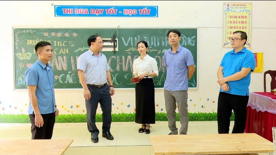 Lãnh đạo xã Lâm Bình kiểm tra công tác chuẩn bị cho lễ khai giảng. 1000041042.jpg