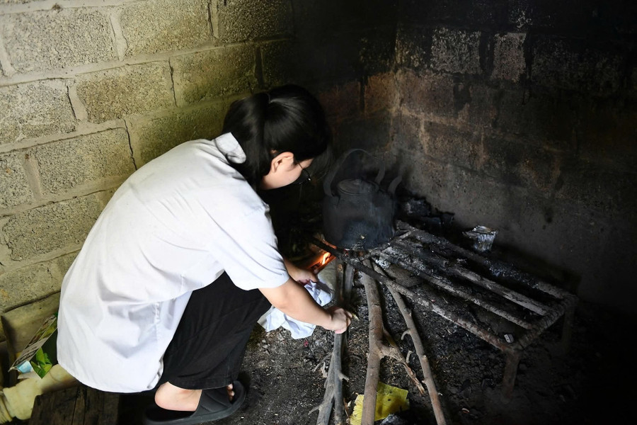 Cuộc sống khó khăn không làm Nguyễn Thị Thảo Vân chùn bước trên con đường học tập của mình. 1000040763.jpg