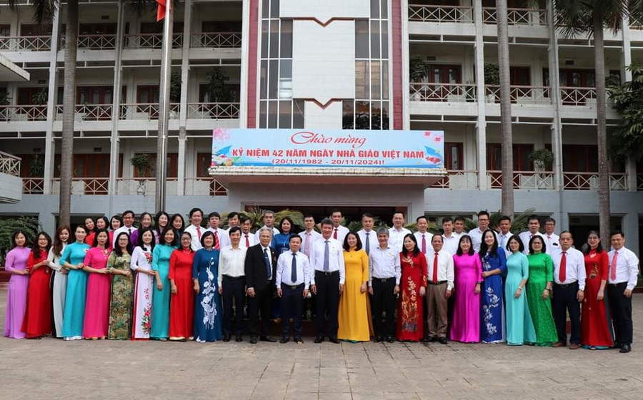 Lãnh đạo tỉnh Yên Bái chụp ảnh lưu niệm với cán bộ, công chức Sở Giáo dục và Đào tạo, Hội Khuyến học, Hội Cựu giáo chức. (Ảnh: ĐVCC)