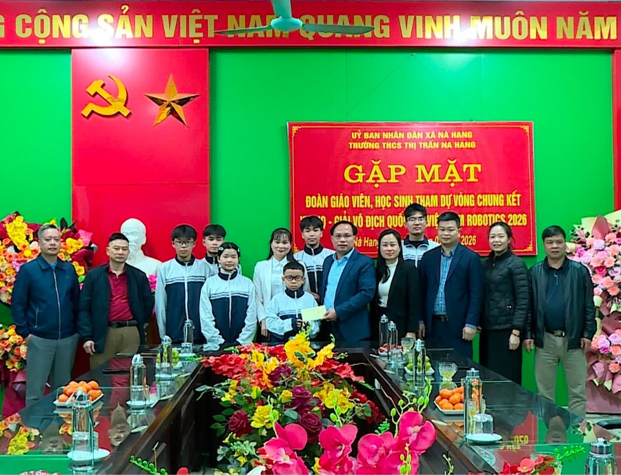 Các em trong đội Robotics được lãnh đạo địa phương động viên trước khi lên đường tham dự vòng Chung kết.