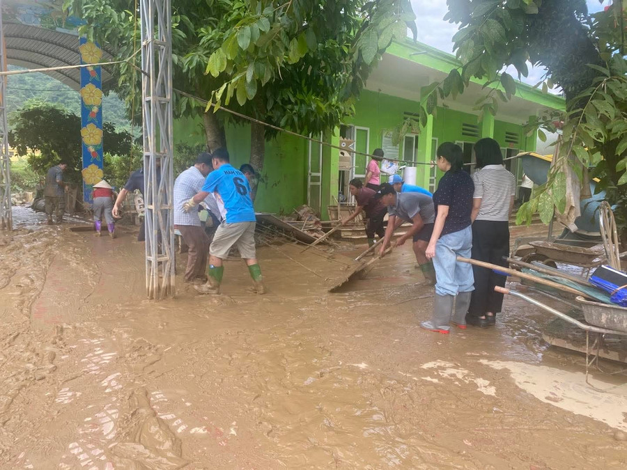 Mưa lũ khiến nhiều cơ sở giáo dục bị bùn đất xâm chiếm. (Ảnh: ĐVCC) 1000042483.jpg
