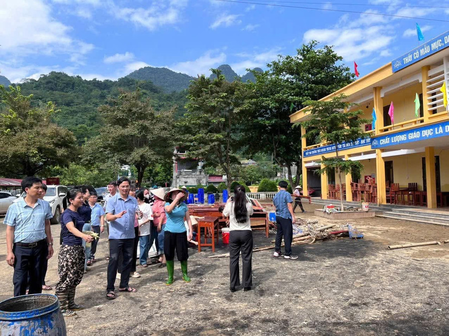 Ông Vũ Đình Hưng, Giám đốc Sở GD&ĐT Tuyên Quang tới cơ sở, giúp các nhà trường khắc phục hậu quả mưa lũ. (Ảnh: ĐVCC) 1000042482.jpg