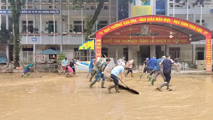 Hoạt động dọn dẹp bùn đất tại các trường bị ngập lụt. (Ảnh: ĐVCC)