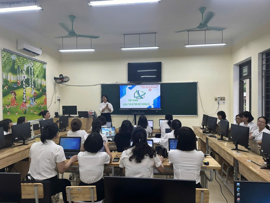 Bà Trần Thị Thành, Phó Hiệu trưởng Trường Tiểu học Bình Thuận làm báo cáo viên ứng dụng AI vào dạy học. (Ảnh: Lan Hương)
