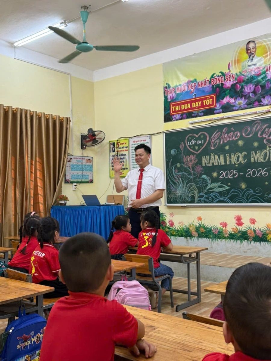 Ông Đặng Văn Sơn, Hiệu trưởng Trường Tiểu học & THCS Xuân Giang đến các lớp học để nắm bắt, làm quen với các em học sinh. (Ảnh: Lan Hương) 1000043234.jpg