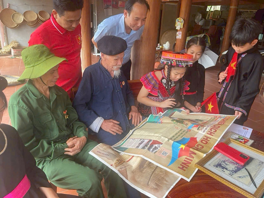 Ông Nguyễn Hữu Thọ (áo xanh lục), Hiệu trưởng Trường Tiểu học 19/8 cùng học sinh tìm hiểu lịch sử. (Ảnh: Lan Hương) 1000043233.jpg