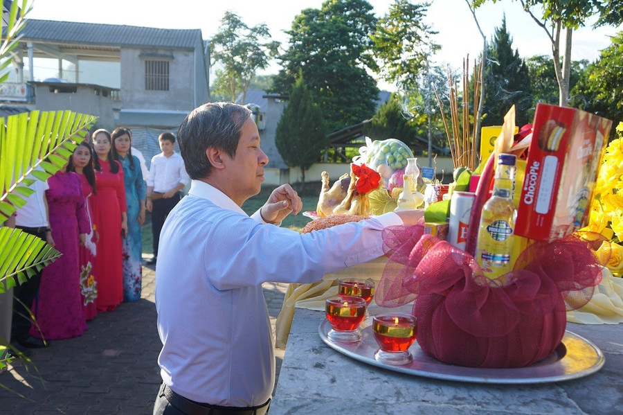 Bộ trưởng Nguyễn Kim Sơn thực hiện nghi lễ dâng hương, dâng hoa tại di tích Bộ Quốc gia Giáo dục. dsc06400.jpg