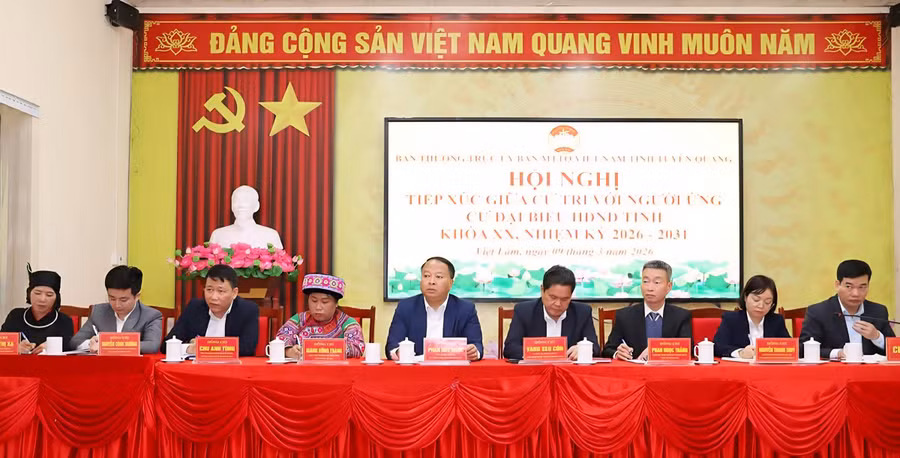 Các ứng cử viên HĐND tỉnh Tuyên Quang tiếp xúc cử tri tại xã Việt Lâm. (Ảnh: Duy Tuấn)