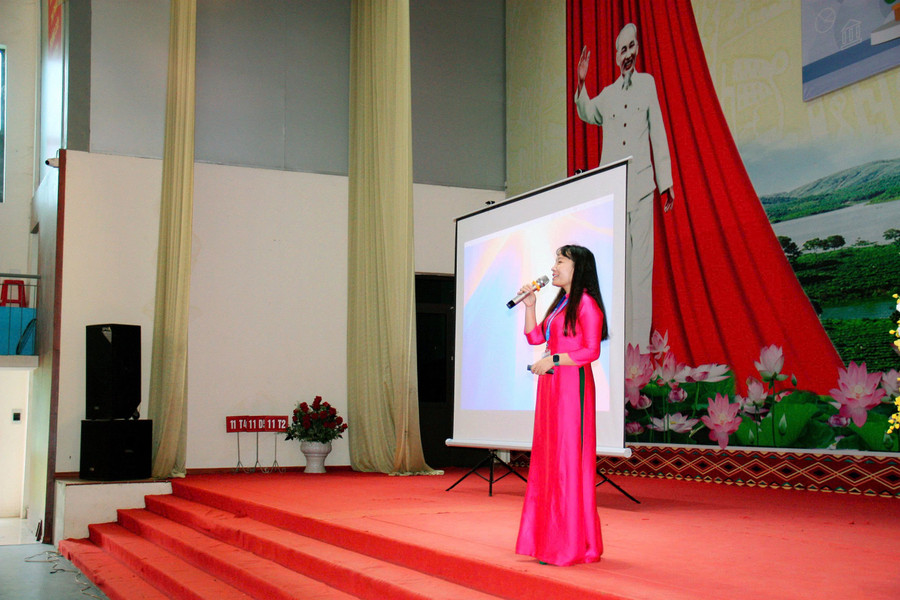 Bà Nguyễn Thị Thu, Hiệu trưởng Trường THPT Nguyễn Huệ chia sẻ với các em học sinh. (Ảnh: NTCC) 9b6df293-cd01-4e48-bc04-e6f76895cd86.jpg