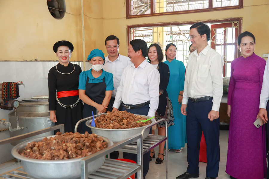 Bí thư tỉnh Tuyên Quang Hầu A Lềnh và Giám đốc Sở GD&ĐT Vũ Đình Hưng thăm bếp ăn Trường Phổ thông Dân tộc nội trú THPT Tuyên Quang. 1000041265.jpg