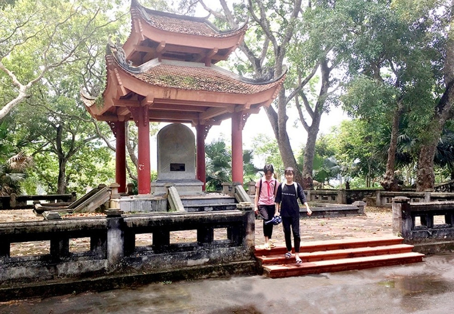 Nhà bia Khu di tích Ban thường trực Quốc hội.