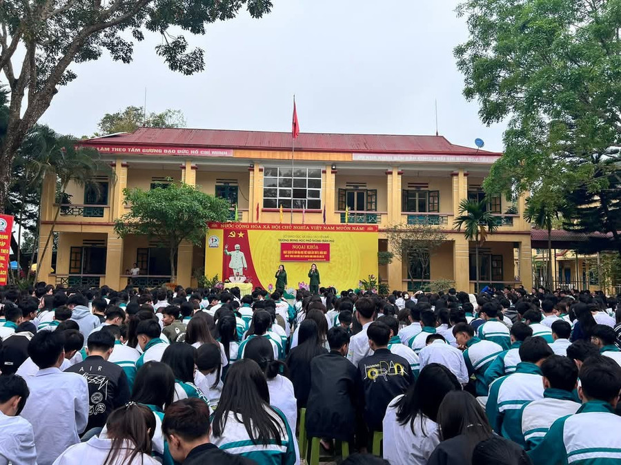 Các em học sinh trường THPT Trần Phú hào hứng tham dự.