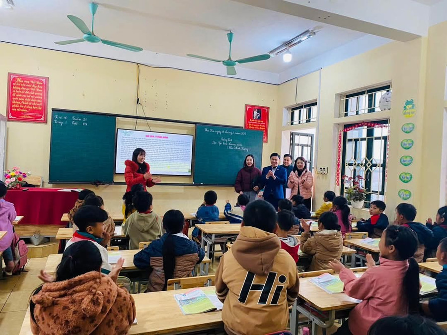 Lãnh đạo Phòng GD&ĐT huyện Văn Yên, Yên Bái kiểm tra công tác huy động học sinh ra lớp.