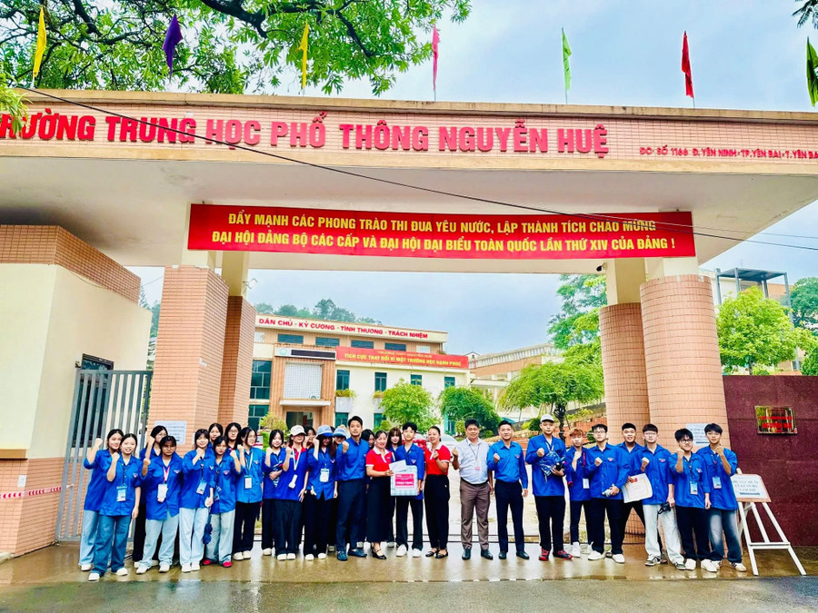 Lực lượng thanh niên tình nguyện tại điểm thi Trường THPT Nguyễn Huệ (TP Yên Bái). 1000038234.jpg