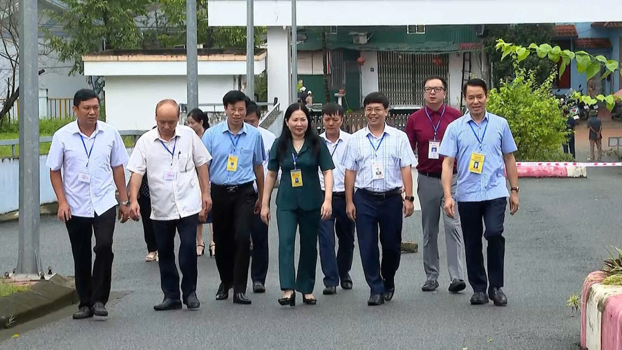 Đoàn kiểm tra tại Điểm thi Trường PTDTNT - THPT tỉnh Yên Bái.
