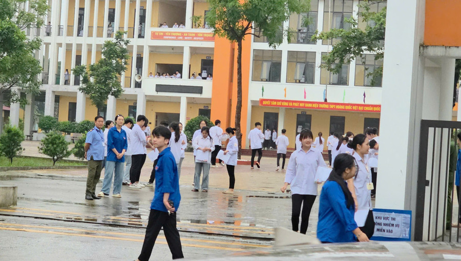 Thí sinh tại điểm thi Trường THPT Hoàng Quốc Việt (TP Yên Bái). 1000038209.jpg