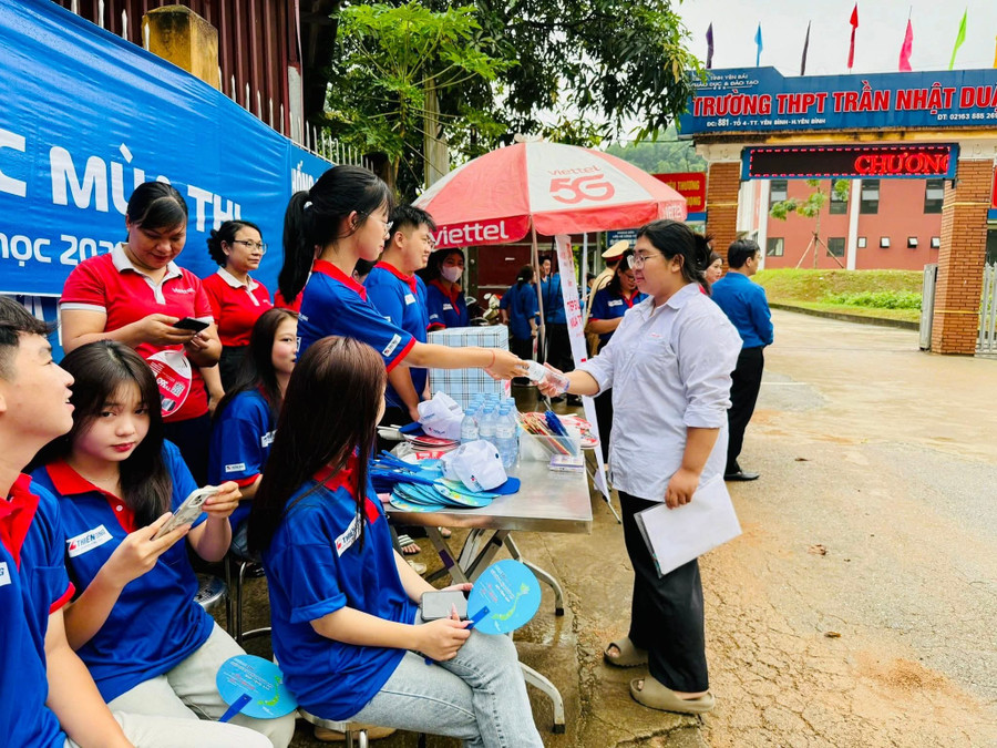 Nhiệt tình hỗ trợ các thí sinh tại điểm thi. 1000038233.jpg