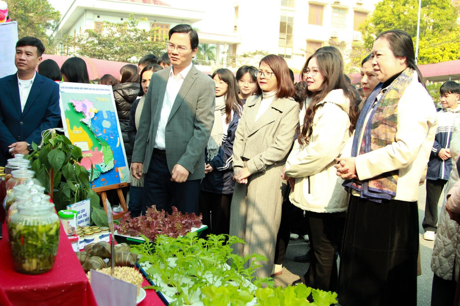 Ông Vũ Đình Hưng, Giám đốc Sở GD&ĐT Tuyên Quang tham quan các sản phẩm tại Cuộc thi KHKT, Ngày hội STEM năm học 2025 - 2026.
