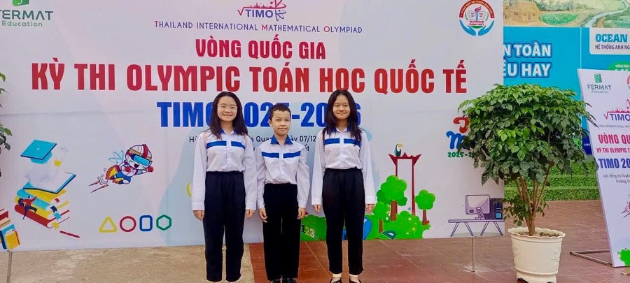 Em Đặng Bá Cương (giữa) gặt hái thành công nhờ đam mê môn Toán. (Ảnh: NTCC)