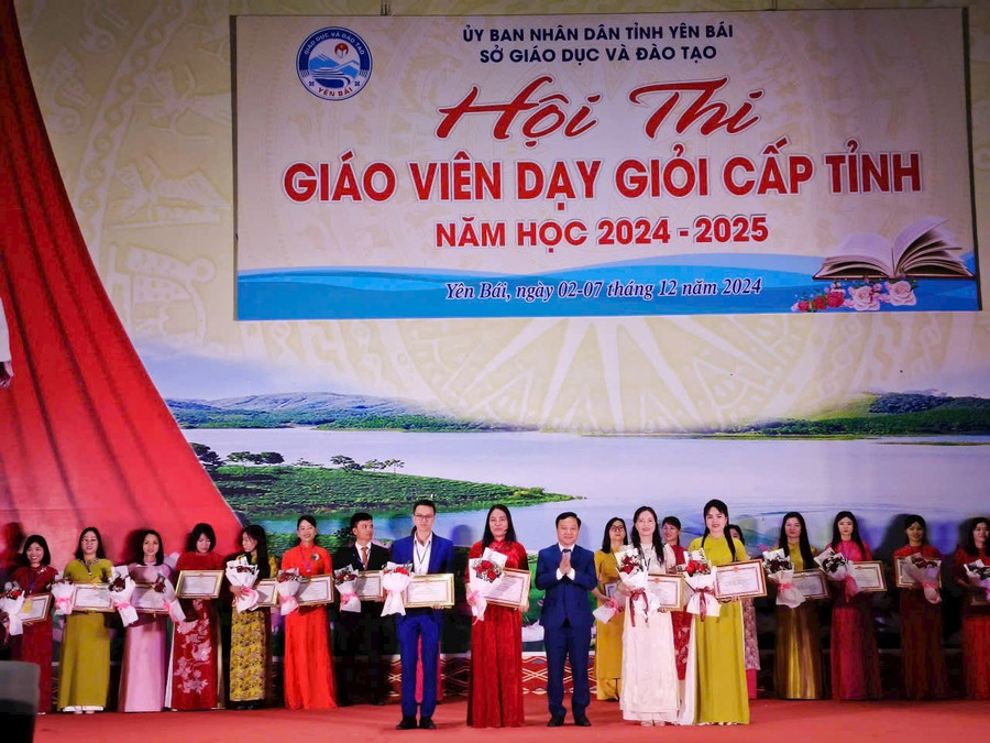 Các giáo viên xuất sắc được tặng Giấy khen của Sở GD&ĐT Yên Bái. 1000022837.jpg