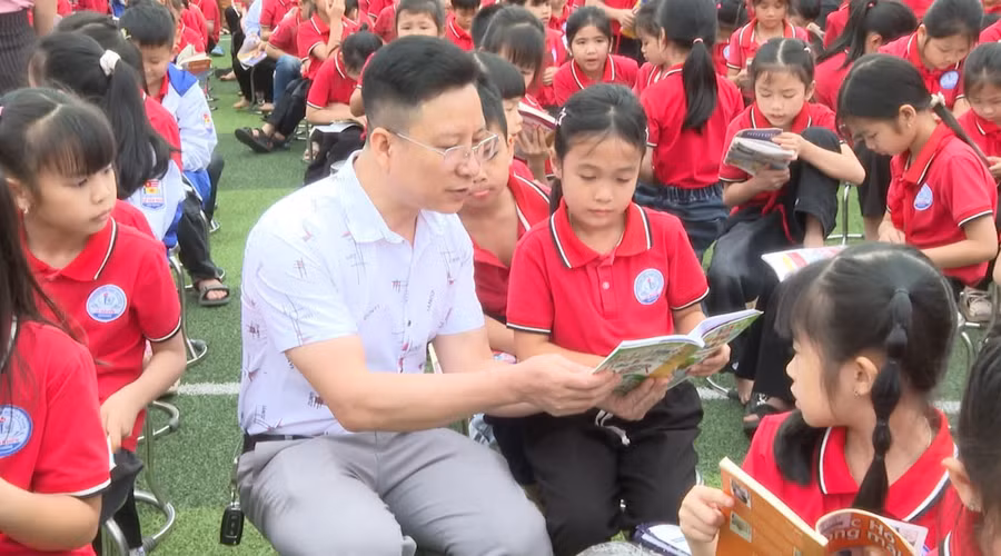 Các thầy cô giáo hướng dẫn học sinh đọc sách.