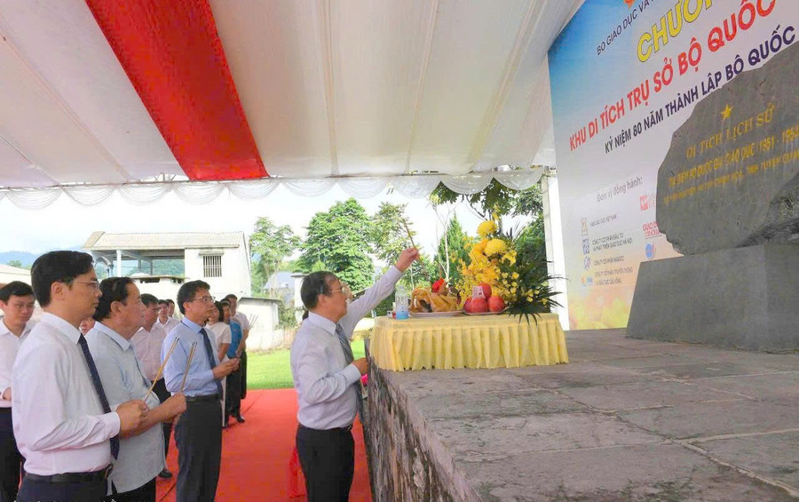 Nghi lễ dâng hương tại Bộ Quốc gia Giáo dục. 1vn.jpg