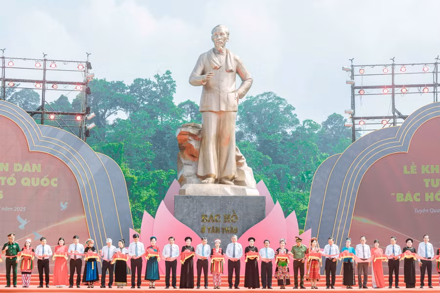 Linh thiêng lễ khánh thành Tượng đài Bác Hồ tại Tuyên Quang.
