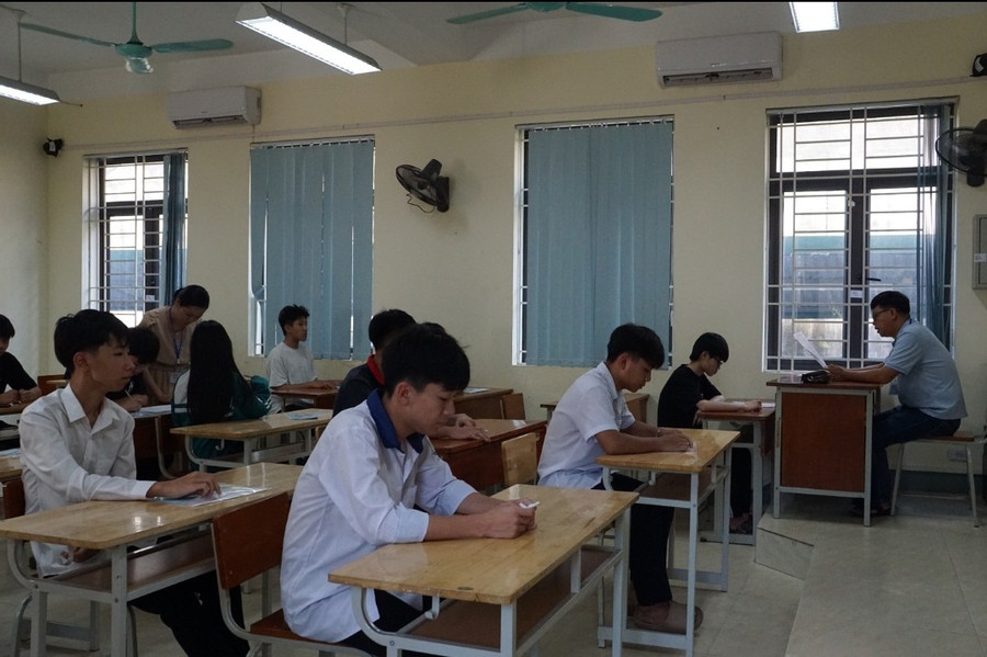 Thí sinh Yên Bái hoàn thành các bài thi vào lớp 10 hệ không chuyên.