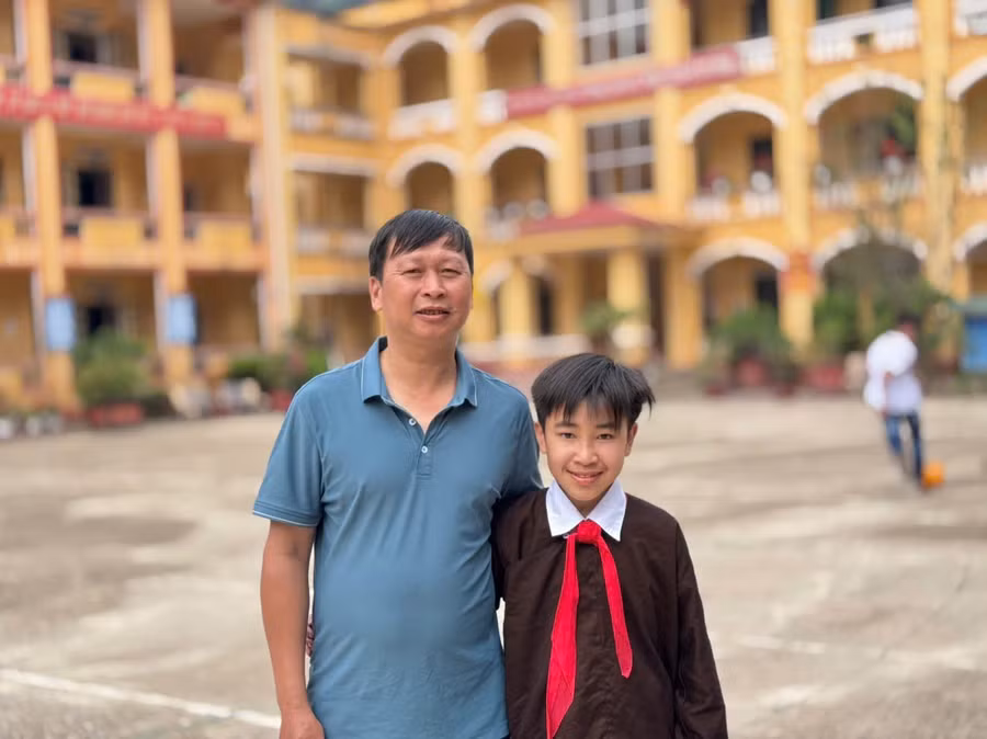 Chang A Da và thầy giáo chủ nhiệm Bùi Ngọc Tân.