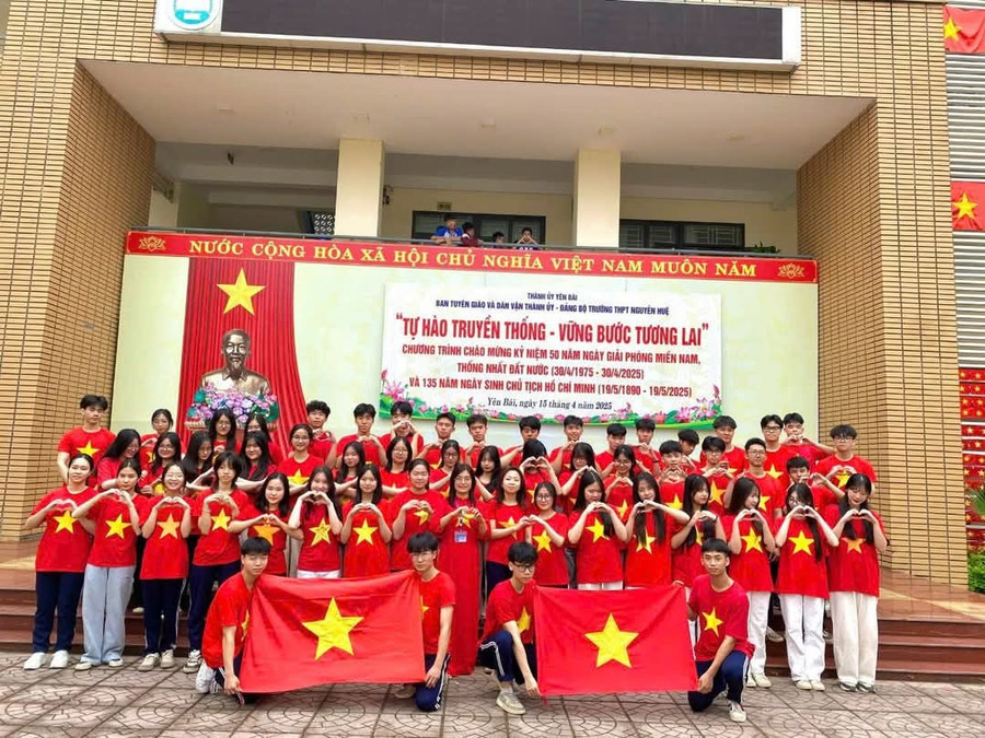 Học sinh trường THPT Nguyễn Huệ "Tự hào truyền thống - Vững bước tương lai".