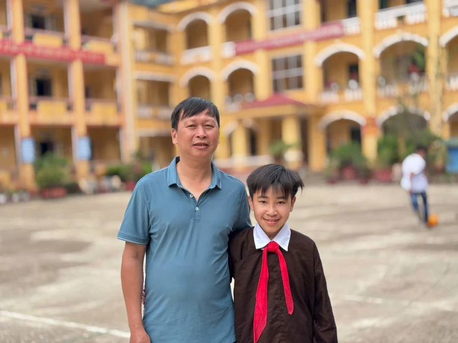 Chang A Da và thầy giáo chủ nhiệm Bùi Ngọc Tân.