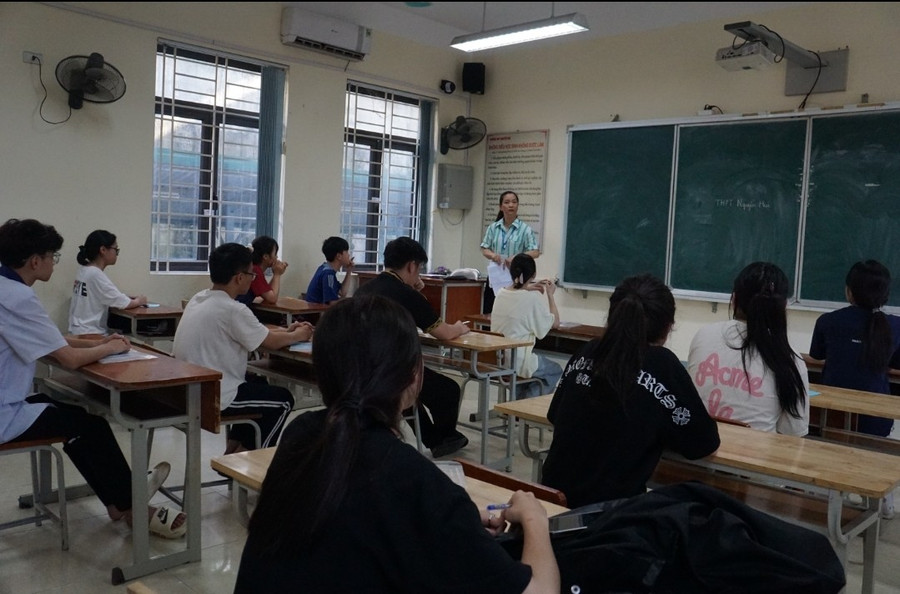 Các em học sinh nghe phổ biến quy chế thi. 1000034092.jpg