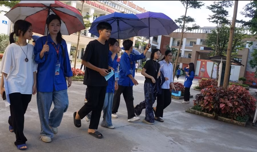 Các em học sinh đến điểm thi học quy chế.