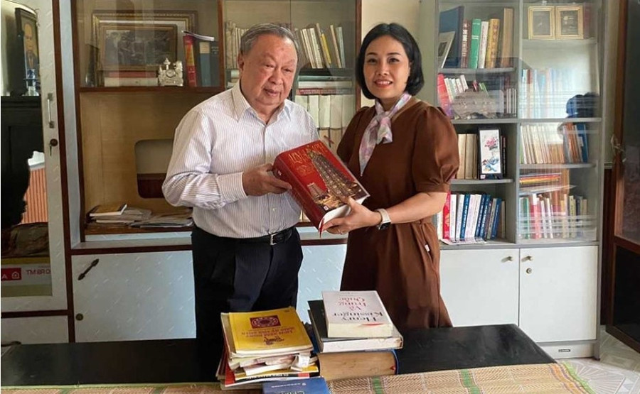 Nguyên Bí thư tỉnh Yên Bái trao tặng sách cho thư viện.