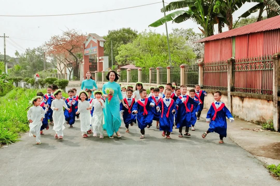 Cô và trò trường Mầm non Sơn A (TX Nghĩa Lộ, Yên Bái).