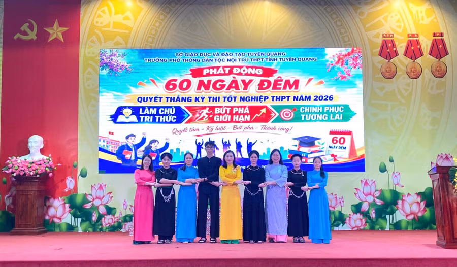 Cô và trò Trường PTDTNT THPT tỉnh Tuyên Quang. (Ảnh: NTCC)