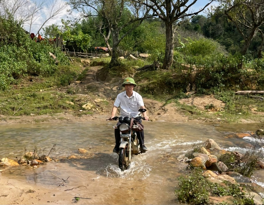 Phương tiện liên lạc khó khăn Trưởng phòng GD&ĐT huyện Mù Cang Chải cùng các lãnh đạo huyện trực tiếp đi gọi học sinh đến trường.