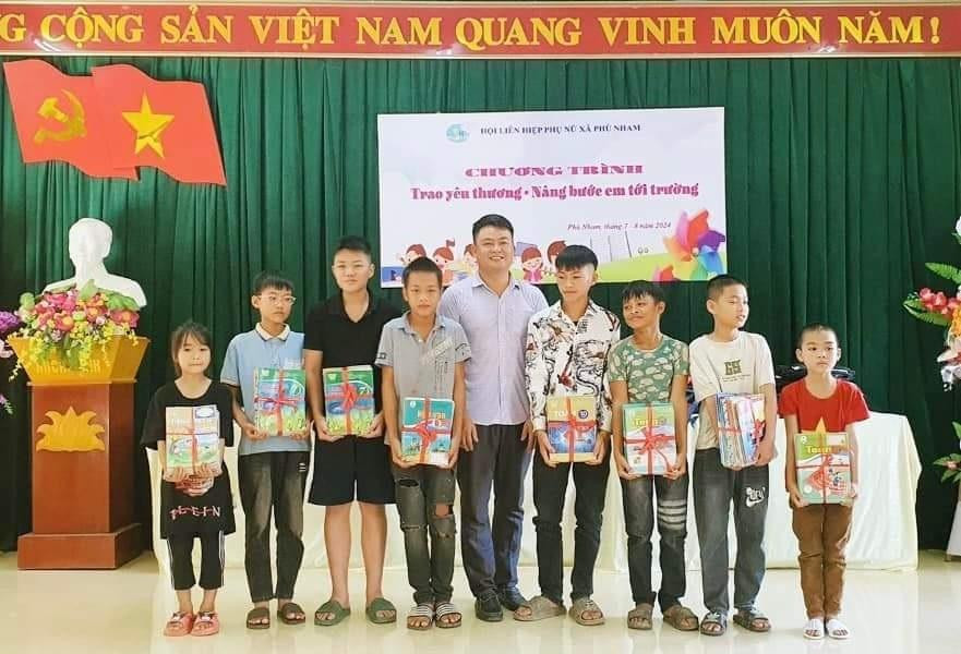 72 em học sinh là trẻ em mồ côi, trẻ em nghèo và trẻ em có hoàn cảnh khó khăn được hỗ trợ.