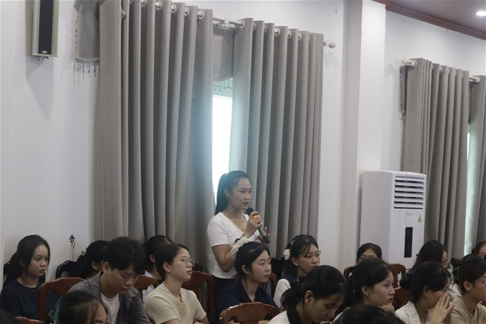Sinh viên được định hướng những kiến thức, kỹ năng và việc hình thành ý tưởng. 1000040131.jpg