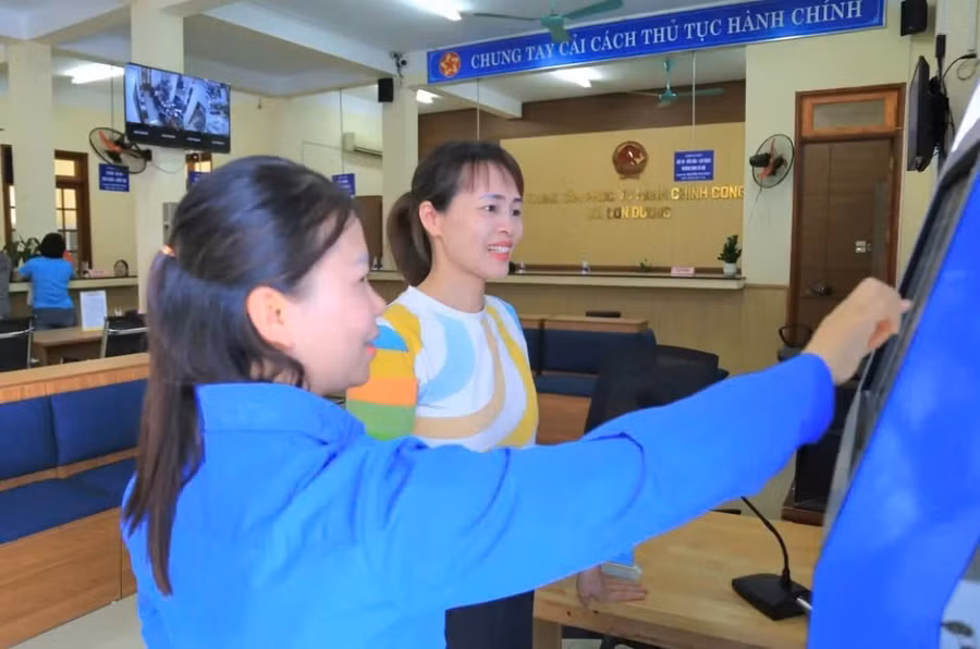 Hỗ trợ người dân nhập các thông tin cần thiết lên hệ thống dịch vụ công trực tuyến tại Trung tâm Phục vụ hành chính công xã Sơn Dương.