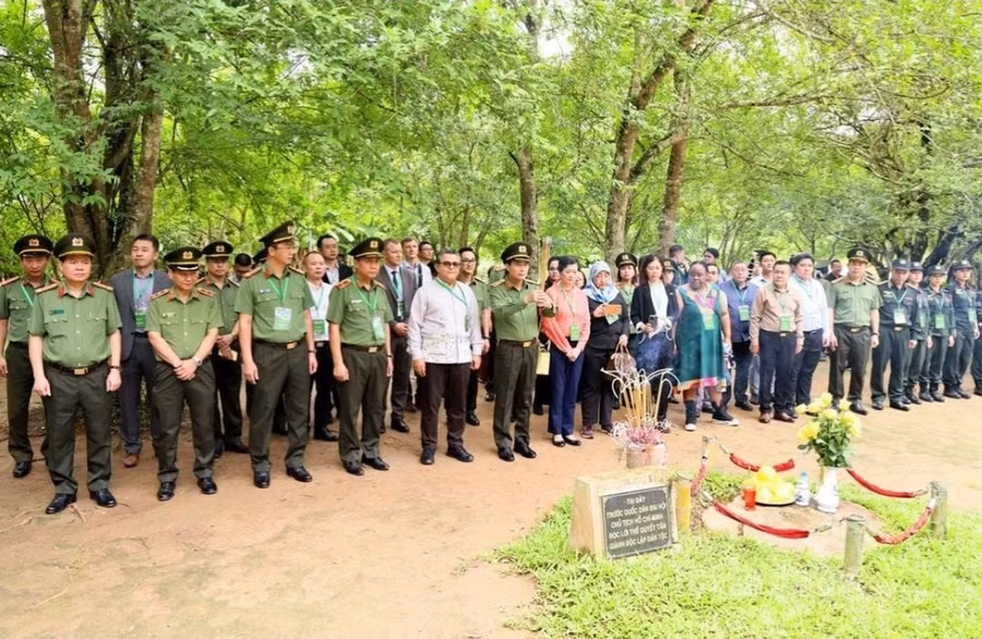 Các đại biểu dâng hương tại Đình Tân Trào.