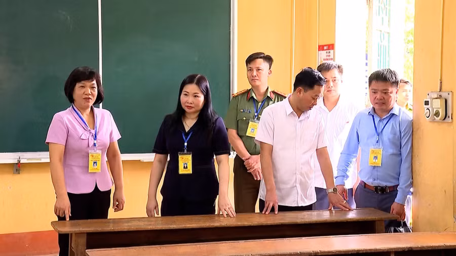 Bà Vũ Thị Hiền Hạnh, Phó Chủ tịch UBND tỉnh Yên Bái, Trưởng BCĐ Kỳ thi tốt nghiệp THPT 2025 kiểm tra tại huyện Văn Yên.