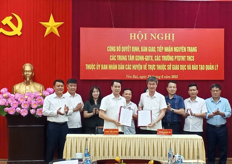 Ông Luyện Hữu Chung, Giám đốc Sở GD&ĐT Yên Bái và ông Hoàng Mạnh Hà, Chủ tịch UBND huyện Lục Yên ký biên bản bàn giao.