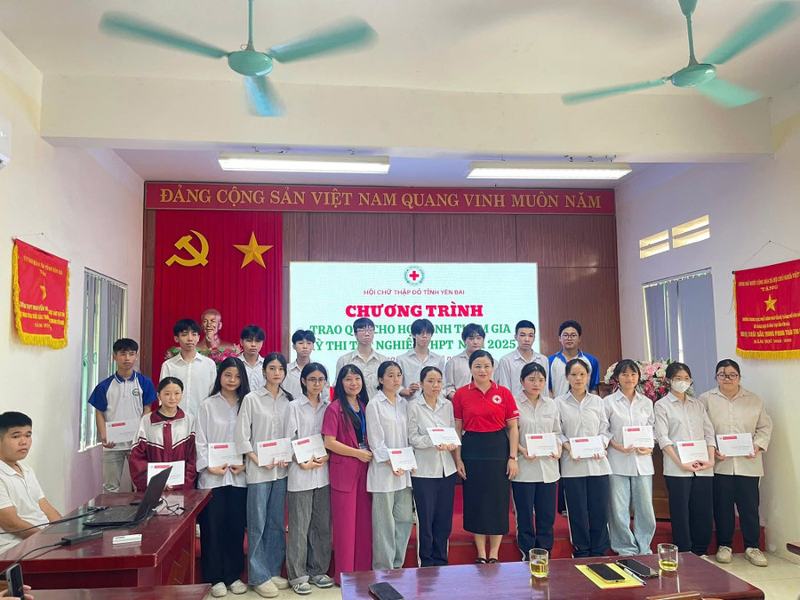 Các em học sinh được tiếp sức để vững tin bước vào kỳ thi quan trọng.