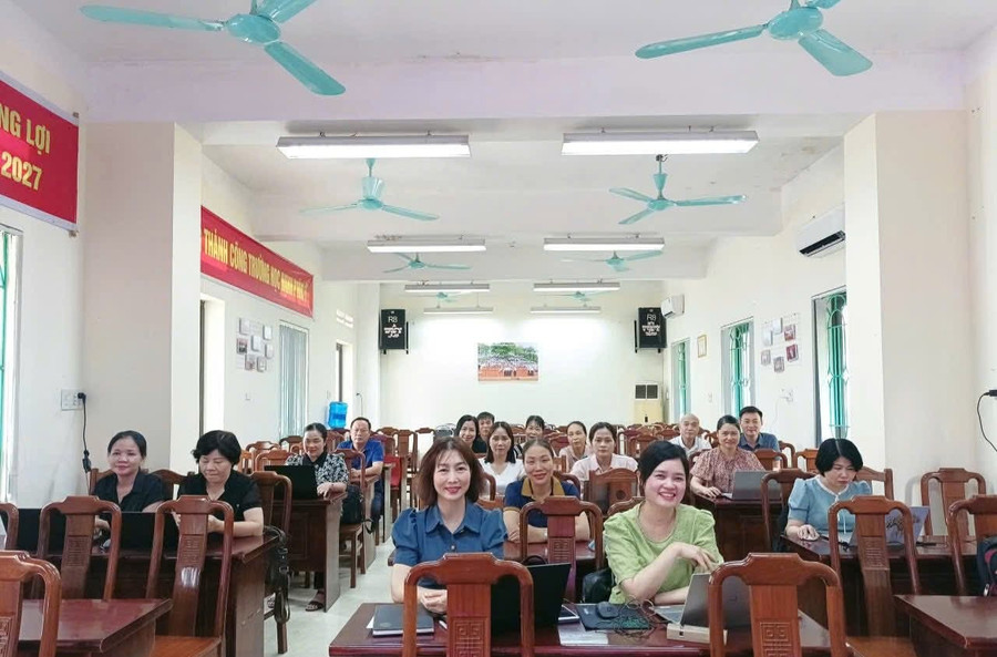 Giáo viên Trường THPT Nguyễn Huệ (TP Yên Bái) miệt mài trong việc "Bình dân học AI", nâng cao trình độ ứng dụng công nghệ thông tin.