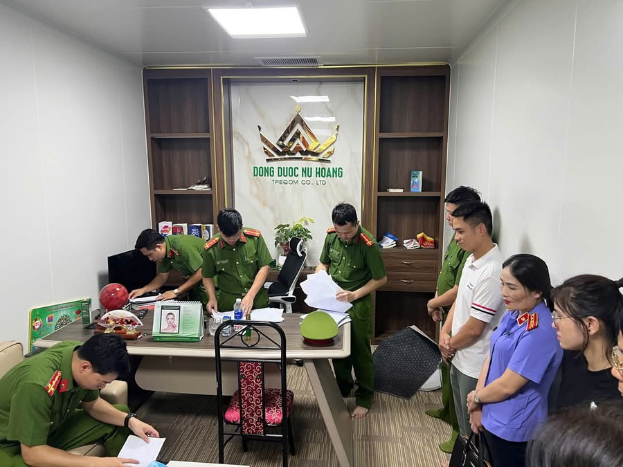 Cơ quan chức năng thu giữ số lượng lớn sản phẩm mỹ phẩm chưa được phép lưu hành.