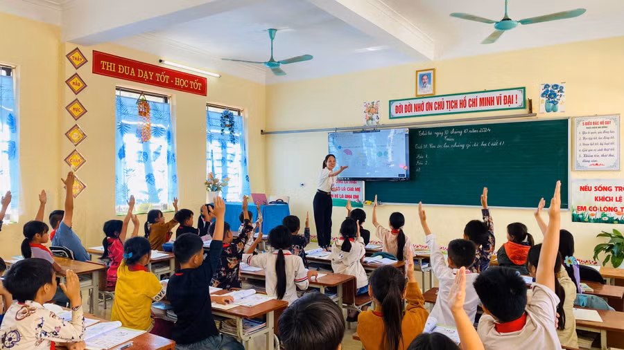 Một tiết học sôi nổi của cô và trò Trường PTDTBT Tiểu học Vừ A Dình, huyện Mù Cang Chải.