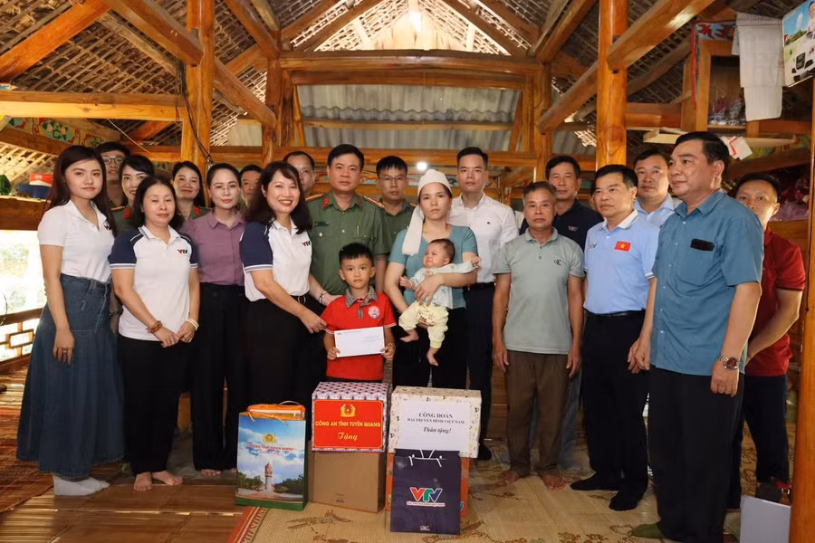 Đoàn công tác của Đài Truyền hình Việt Nam thăm và nhận đỡ đầu cháu Nguyễn Quốc Bảo.