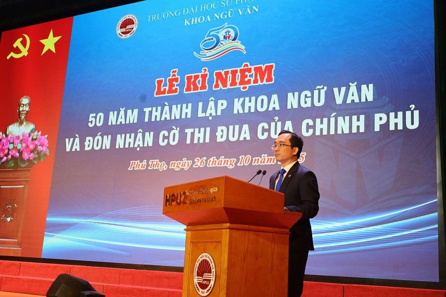 PGS.TS Bùi Minh Đức, Trưởng Khoa Ngữ Văn Trường ĐHSP Hà Nội 2 phát biểu tại buổi lễ. img-9010.jpg